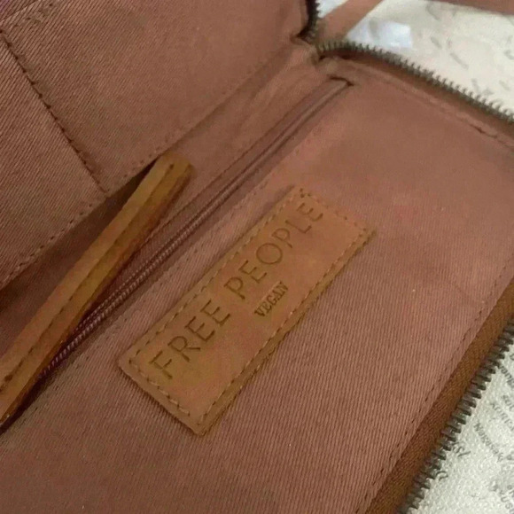 Free People Distressed Vegan Wallet/Wristlet, brown pebble texture New With Tags - Picture 7 of 10